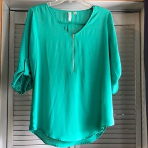 Green blouse with zipper